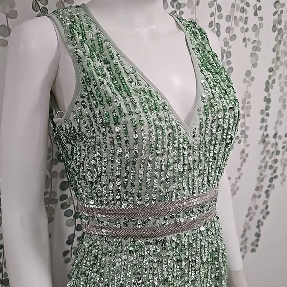 Mac Duggal SEQUINED SLEEVELESS V-NECK MIDI SHEATH DRESS Sz 2 - Picture 4 of 9